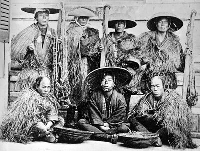 Japanse Coolies in Stro Regenjassen, ca. 1860s door Japanese Photographer